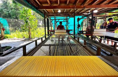 メコン川に浮かぶ島　シルクアイランドの機織り村訪問