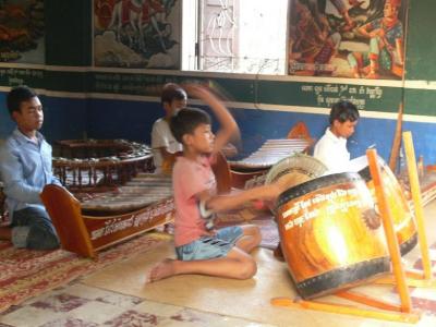 伝統継承 カンボジア伝統楽器を習おう