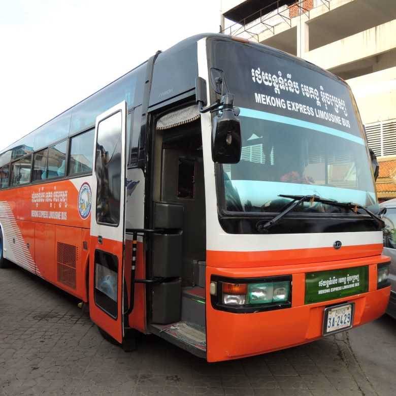 ほとんどの長距離バスは45席の大型バスで運行します。